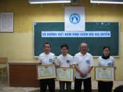 Phát giấy khen của Hội võ thuật Hà Nội cho các huấn luyện viên của võ đường có thành tích trong năm 2009